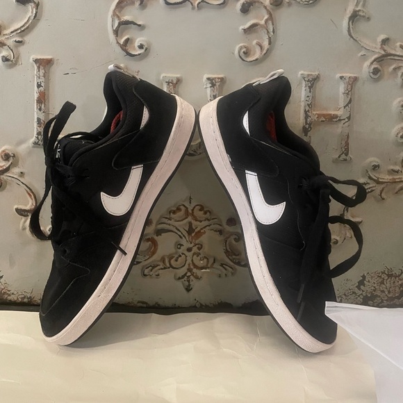 Men’s black and white sneaker brand Nike - Picture 3 of 7